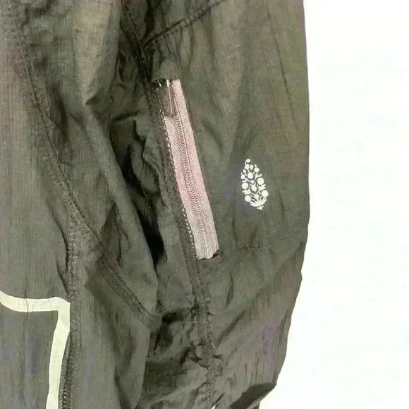 FP Movement Great Escape Run Windbreaker NWOT SMALL Black and Silver - Picture 3 of 9